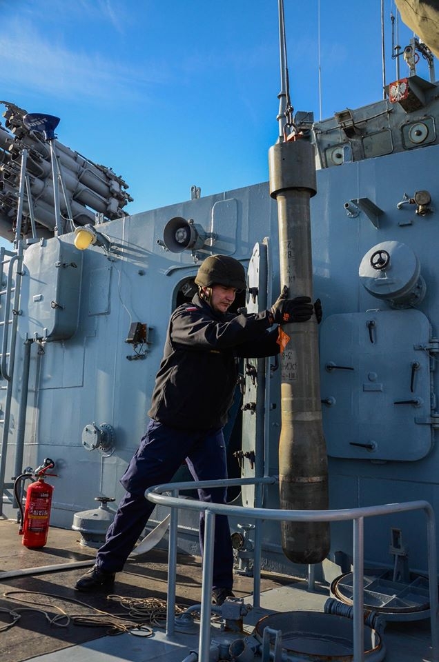 Załoga korwety ORP „Kaszub” podczas załadunku rakietowych bomb głębinowych-GospodarkaMorska.pl