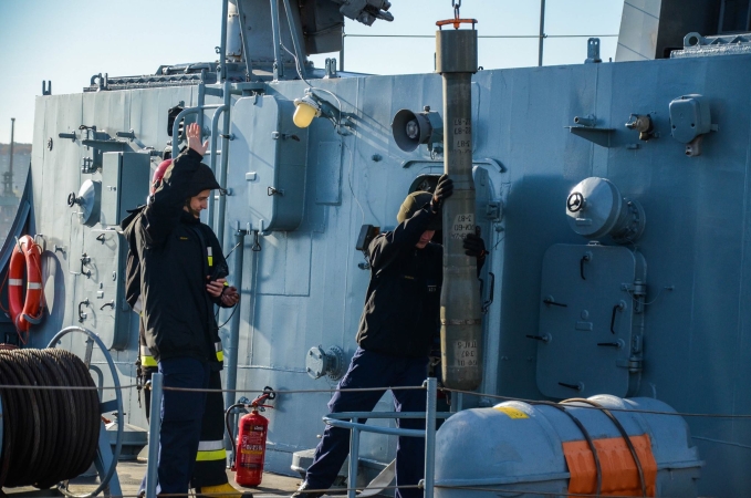 Załoga korwety ORP „Kaszub” podczas załadunku rakietowych bomb głębinowych-GospodarkaMorska.pl