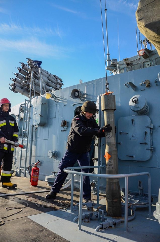 Załoga korwety ORP „Kaszub” podczas załadunku rakietowych bomb głębinowych-GospodarkaMorska.pl