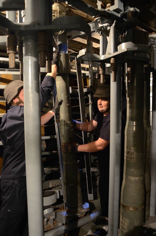 Załoga korwety ORP „Kaszub” podczas załadunku rakietowych bomb głębinowych-GospodarkaMorska.pl