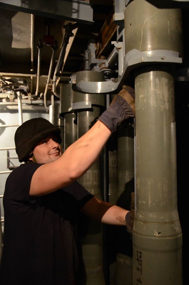 Załoga korwety ORP „Kaszub” podczas załadunku rakietowych bomb głębinowych-GospodarkaMorska.pl