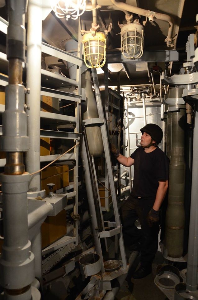 Załoga korwety ORP „Kaszub” podczas załadunku rakietowych bomb głębinowych-GospodarkaMorska.pl