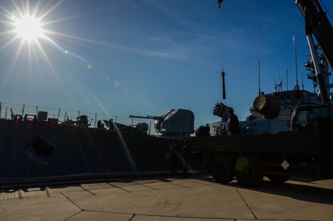 Załoga korwety ORP „Kaszub” podczas załadunku rakietowych bomb głębinowych-GospodarkaMorska.pl