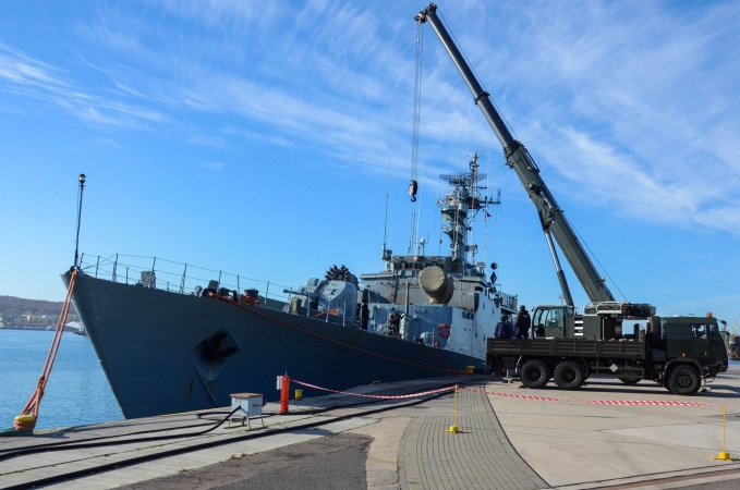 Załoga korwety ORP „Kaszub” podczas załadunku rakietowych bomb głębinowych-GospodarkaMorska.pl