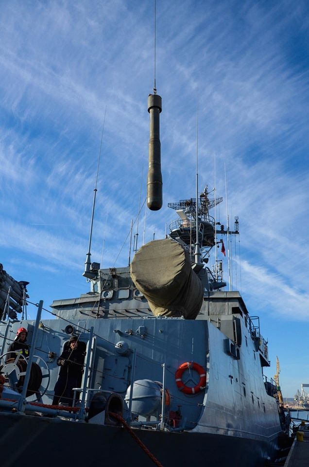 Załoga korwety ORP „Kaszub” podczas załadunku rakietowych bomb głębinowych-GospodarkaMorska.pl