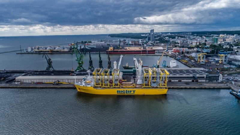 8 suwnic Konecranes popłynie z Gdyni do Izraela. Zobacz, jak wyglądał ich załadunek (foto, wideo)-GospodarkaMorska.pl