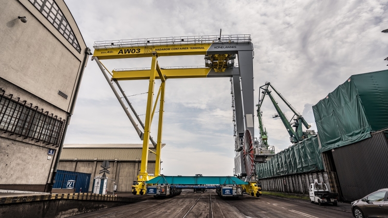 8 suwnic Konecranes popłynie z Gdyni do Izraela. Zobacz, jak wyglądał ich załadunek (foto, wideo)-GospodarkaMorska.pl