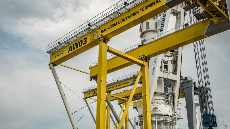 8 suwnic Konecranes popłynie z Gdyni do Izraela. Zobacz, jak wyglądał ich załadunek (foto, wideo)-GospodarkaMorska.pl