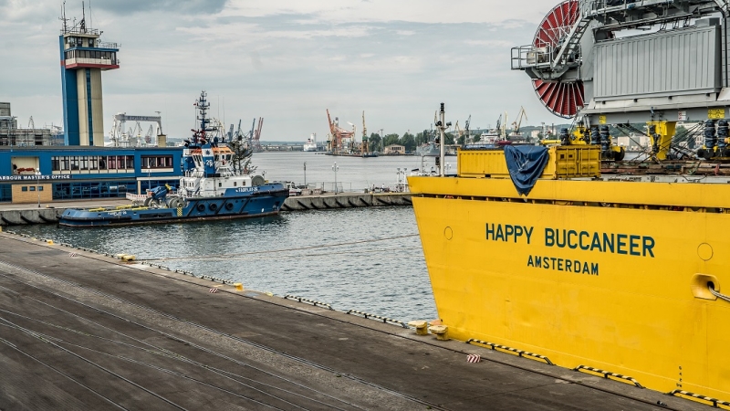 8 suwnic Konecranes popłynie z Gdyni do Izraela. Zobacz, jak wyglądał ich załadunek (foto, wideo)-GospodarkaMorska.pl