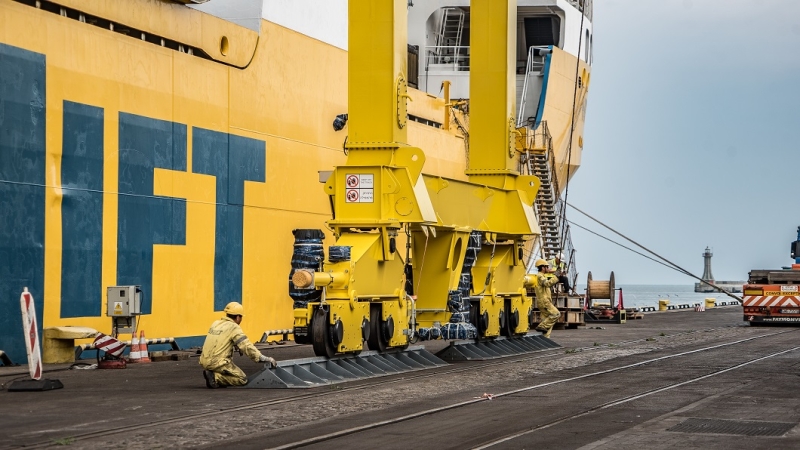 8 suwnic Konecranes popłynie z Gdyni do Izraela. Zobacz, jak wyglądał ich załadunek (foto, wideo)-GospodarkaMorska.pl