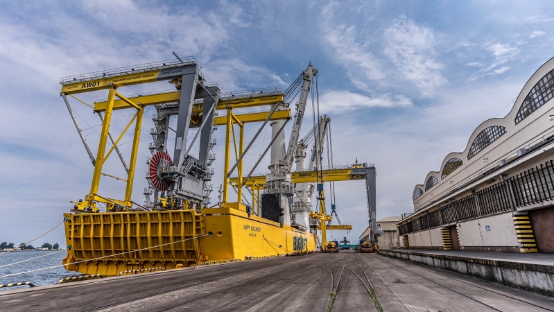 8 suwnic Konecranes popłynie z Gdyni do Izraela. Zobacz, jak wyglądał ich załadunek (foto, wideo)-GospodarkaMorska.pl