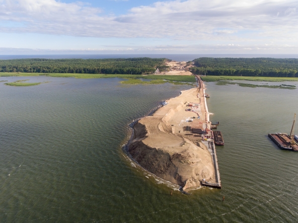 Lipiec na budowie kanału żeglugowego przez Mierzeję Wiślaną (foto, wideo)-GospodarkaMorska.pl