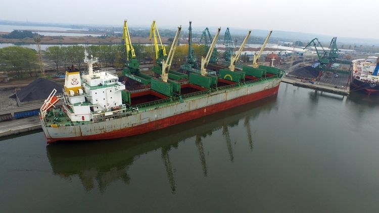 W Szczecińskim porcie w rejonie ładunków masowych przy nabrzeżach Katowickim i Chorzowskim odbywał się rozładunek dwóch statków typu Panamax. Intensywnie pracowano także przy sąsiednich nabrzeżach Gli-GospodarkaMorska.pl