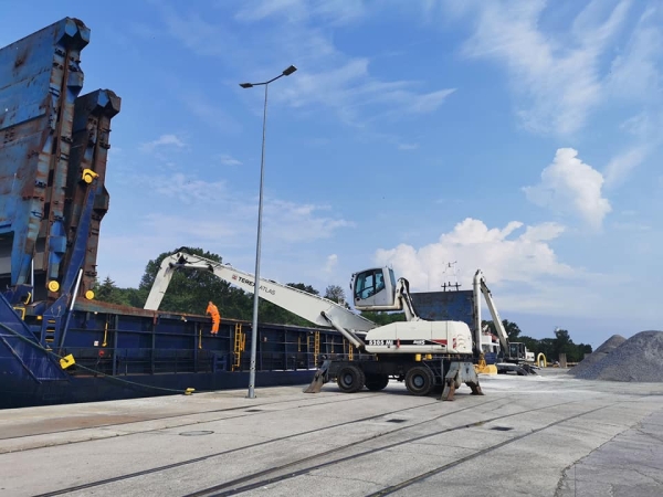 Wzrost aktywności funkcji przeładunkowej w kołobrzeskim porcie [foto]-GospodarkaMorska.pl