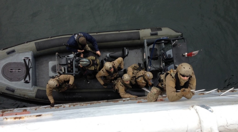 Funkcjonariusze Wydziału Zabezpieczenia Działań Morskiego Oddziału Straży Granicznej szkolili żołnierzy Oddziału Specjalnego Żandarmerii Wojskowej z Warszawy.Szkolenie obejmowało wykorzystanie technik-GospodarkaMorska.pl