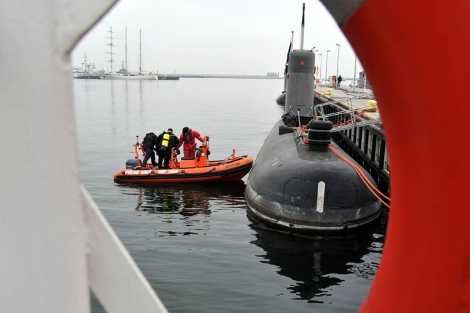 Bez względu na porę roku i warunki pogodowe marynarze dla podtrzymywania swojej kondycji systematycznie doskonalą swoje umiejetności. Nurkowie z okrętów ratowniczych na czele z por. mar. Joanną Sową, -GospodarkaMorska.pl