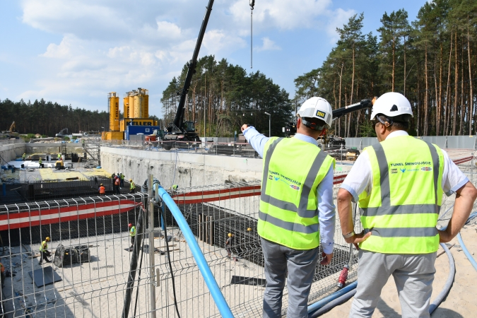 Tunel pod Świną. „Kret” gigant płynie do Świnoujścia [foto, wideo]-GospodarkaMorska.pl