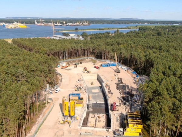 Tunel pod Świną. „Kret” gigant płynie do Świnoujścia [foto, wideo]-GospodarkaMorska.pl