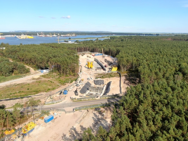 Tunel pod Świną. „Kret” gigant płynie do Świnoujścia [foto, wideo]-GospodarkaMorska.pl