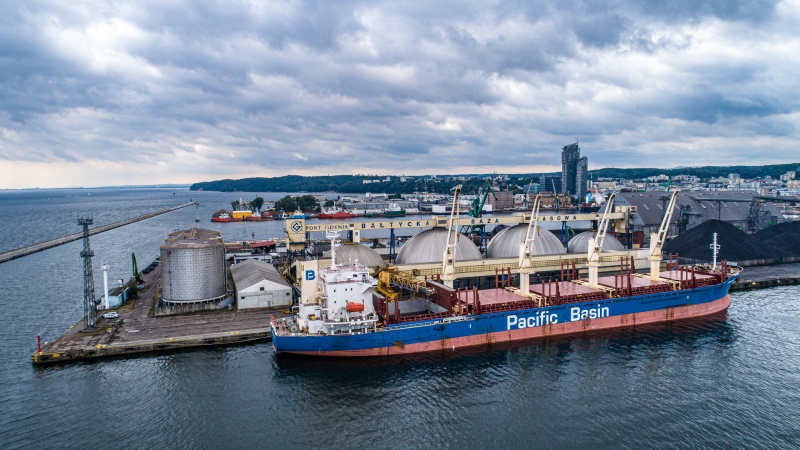 Bałtycka Baza Masowa: zobacz, jak wygląda załadunek 25 tysięcy ton siarczanu amonu (foto, wideo)-GospodarkaMorska.pl