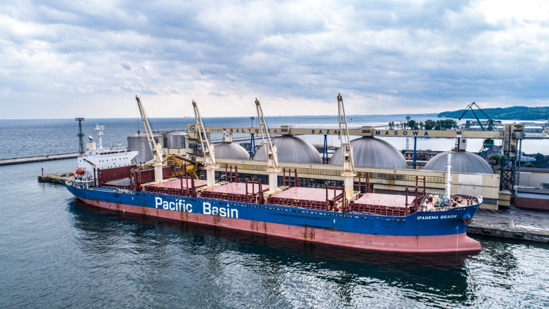 Bałtycka Baza Masowa: zobacz, jak wygląda załadunek 25 tysięcy ton siarczanu amonu (foto, wideo)-GospodarkaMorska.pl