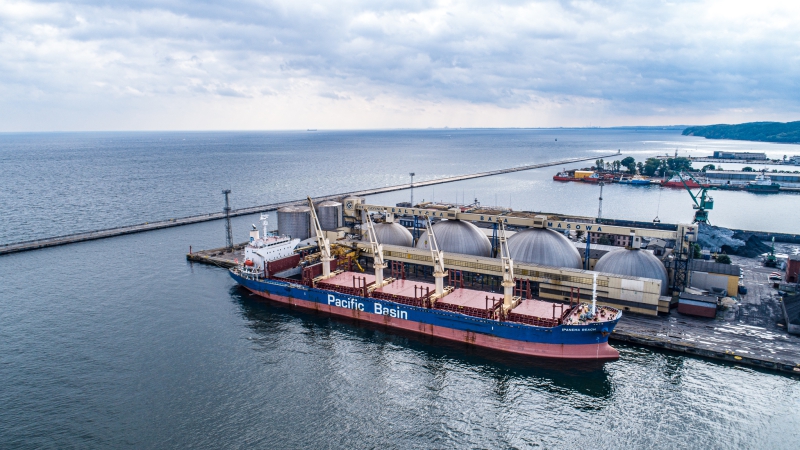 Bałtycka Baza Masowa: zobacz, jak wygląda załadunek 25 tysięcy ton siarczanu amonu (foto, wideo)-GospodarkaMorska.pl