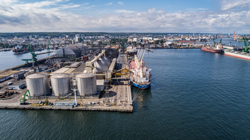 Bałtycka Baza Masowa: zobacz, jak wygląda załadunek 25 tysięcy ton siarczanu amonu (foto, wideo)-GospodarkaMorska.pl