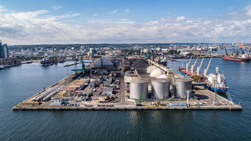 Bałtycka Baza Masowa: zobacz, jak wygląda załadunek 25 tysięcy ton siarczanu amonu (foto, wideo)-GospodarkaMorska.pl