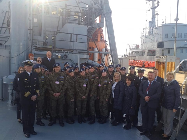 Klasa mundurowa z Rzepina z wizytą w 3. Flotylli Okrętów [foto]-GospodarkaMorska.pl