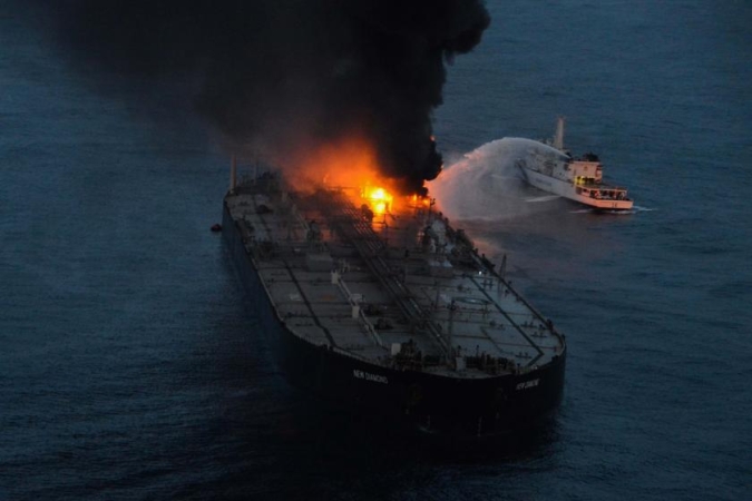 Pożar na tankowcu New Diamond pod kontrolą (foto, wideo)-GospodarkaMorska.pl