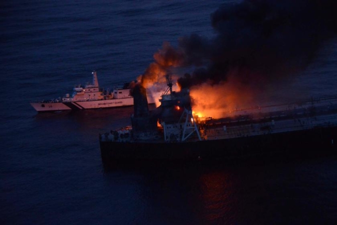 Pożar na tankowcu New Diamond pod kontrolą (foto, wideo)-GospodarkaMorska.pl