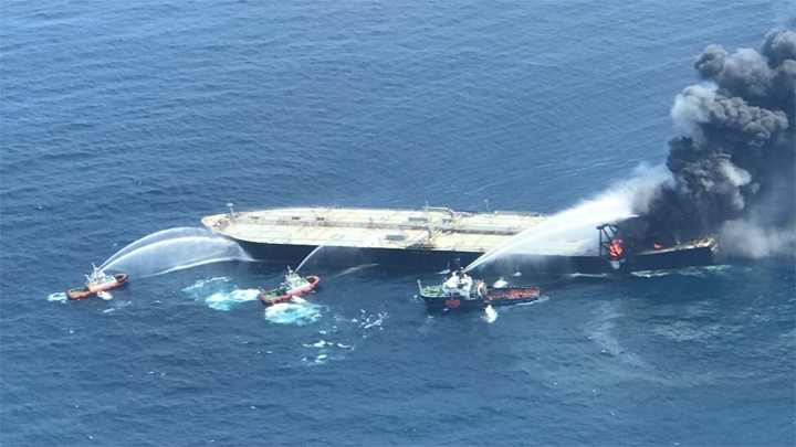 Pożar na tankowcu New Diamond pod kontrolą (foto, wideo)-GospodarkaMorska.pl