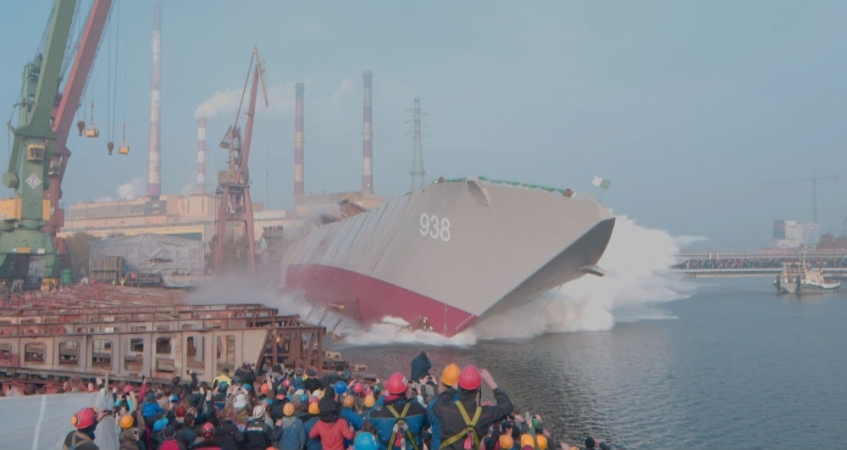 Wodowanie algierskiego żaglowca budowanego w Remontowej-GospodarkaMorska.pl