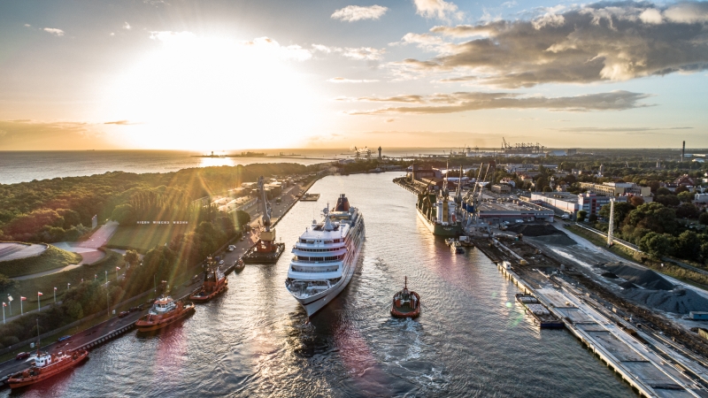 Do Portu Gdańsk wpłynął pierwszy wycieczkowiec w tym sezonie [foto, wideo]-GospodarkaMorska.pl