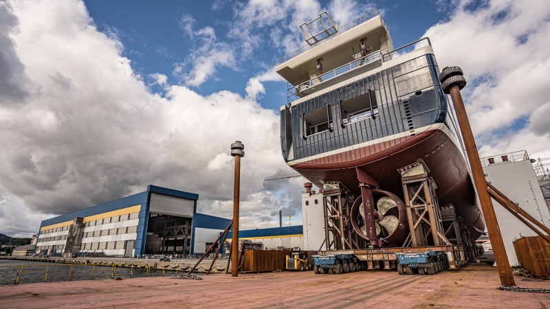 W stoczni Karstensen Shipyard Poland w Gdyni zwodowano statek rybacki dla Islandczyków [foto, wideo]-GospodarkaMorska.pl