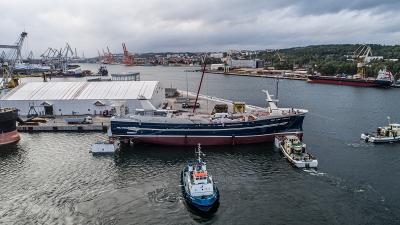 W stoczni Karstensen Shipyard Poland w Gdyni zwodowano statek rybacki dla Islandczyków [foto, wideo]-GospodarkaMorska.pl