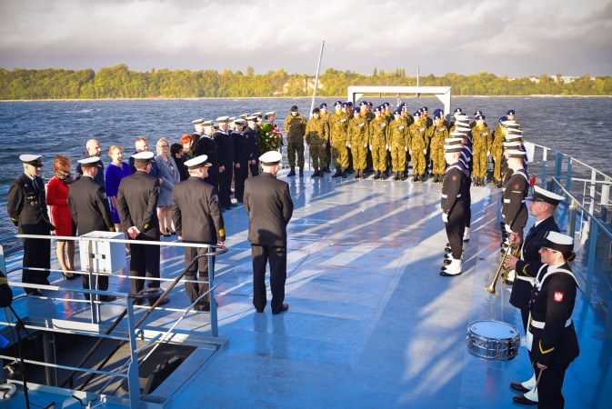 Ślubowanie klasy mundurowej LO z Rzepina [foto]-GospodarkaMorska.pl