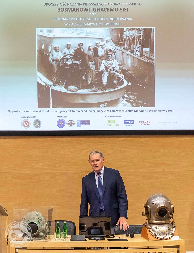 Uroczystość nadania pośmiertnej nominacji oficerskiej bosmanowi Siei [foto]-GospodarkaMorska.pl