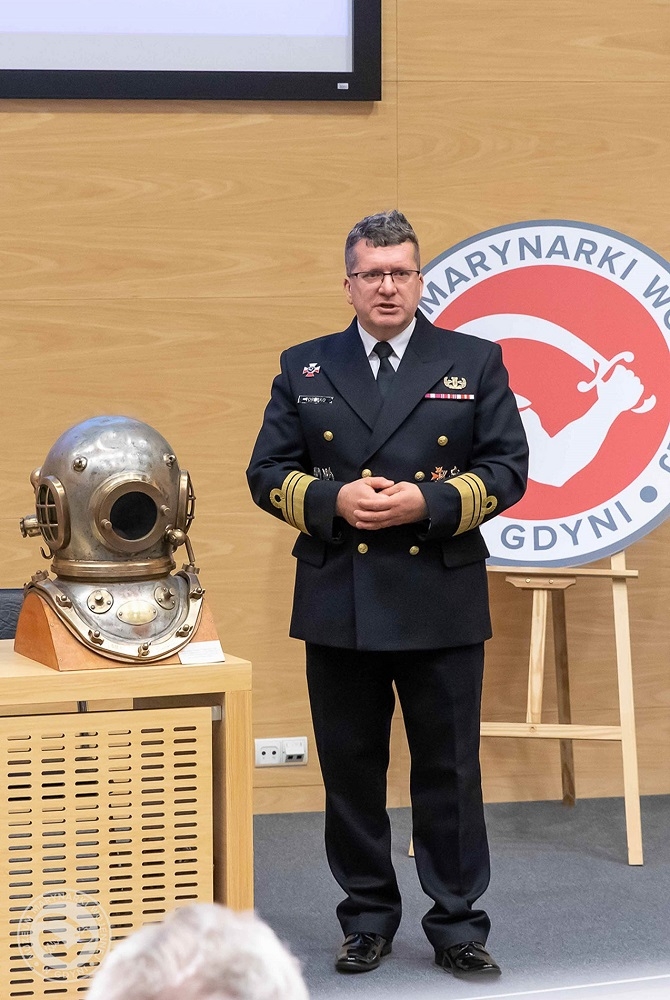 Uroczystość nadania pośmiertnej nominacji oficerskiej bosmanowi Siei [foto]-GospodarkaMorska.pl