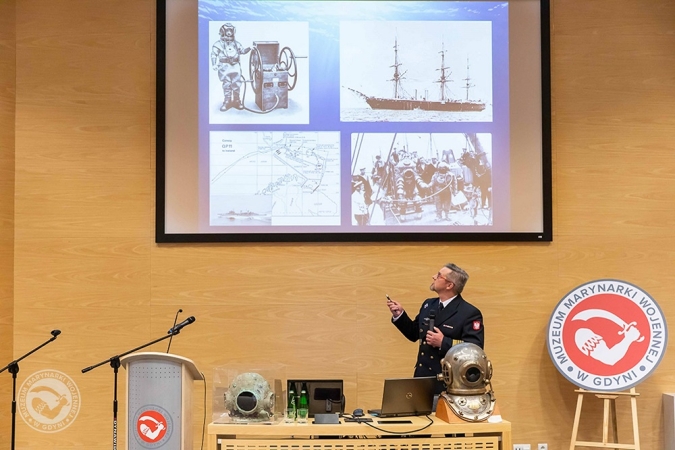 Uroczystość nadania pośmiertnej nominacji oficerskiej bosmanowi Siei [foto]-GospodarkaMorska.pl