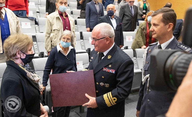 Uroczystość nadania pośmiertnej nominacji oficerskiej bosmanowi Siei [foto]-GospodarkaMorska.pl