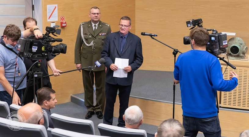 Uroczystość nadania pośmiertnej nominacji oficerskiej bosmanowi Siei [foto]-GospodarkaMorska.pl