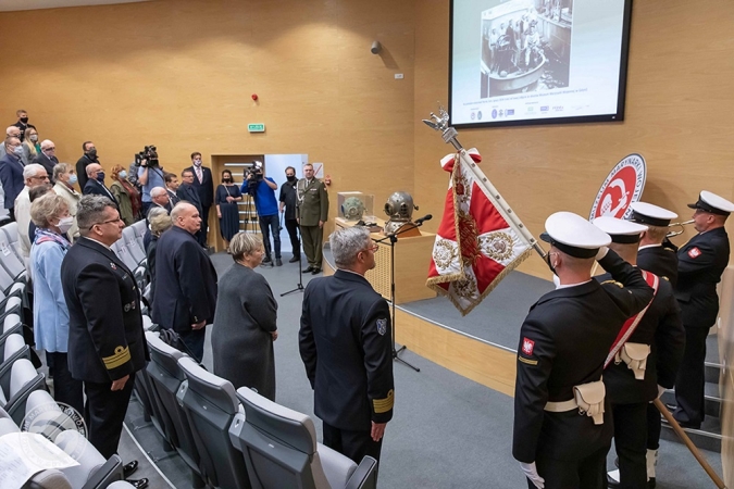 Uroczystość nadania pośmiertnej nominacji oficerskiej bosmanowi Siei [foto]-GospodarkaMorska.pl