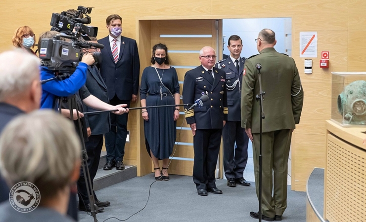 Uroczystość nadania pośmiertnej nominacji oficerskiej bosmanowi Siei [foto]-GospodarkaMorska.pl