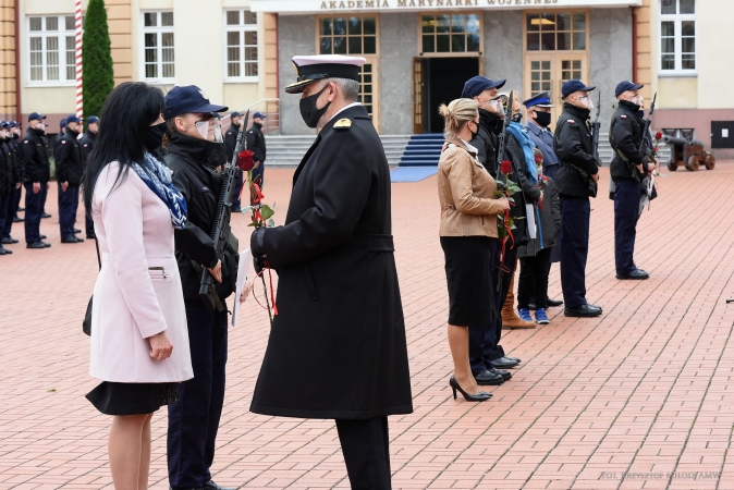 Przysięgali służyć ojczyźnie - przysięga wojskowa podchorążych AMW [foto]-GospodarkaMorska.pl