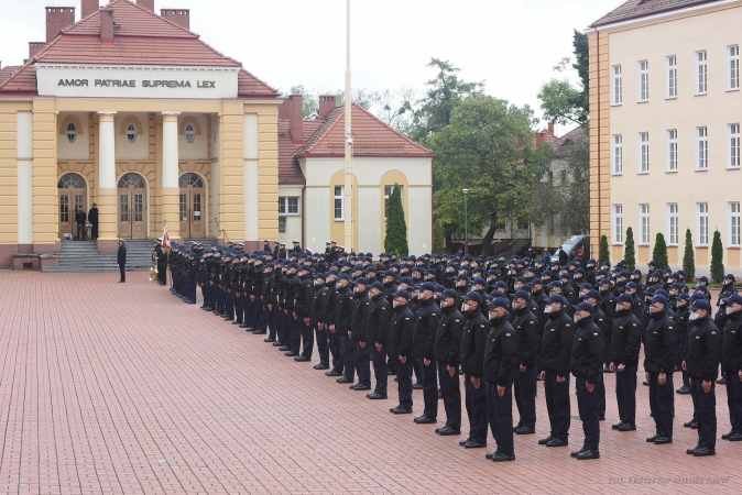 Przysięgali służyć ojczyźnie - przysięga wojskowa podchorążych AMW [foto]-GospodarkaMorska.pl