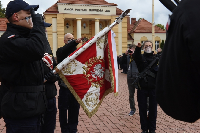 Przysięgali służyć ojczyźnie - przysięga wojskowa podchorążych AMW [foto]-GospodarkaMorska.pl