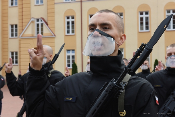 Przysięgali służyć ojczyźnie - przysięga wojskowa podchorążych AMW [foto]-GospodarkaMorska.pl