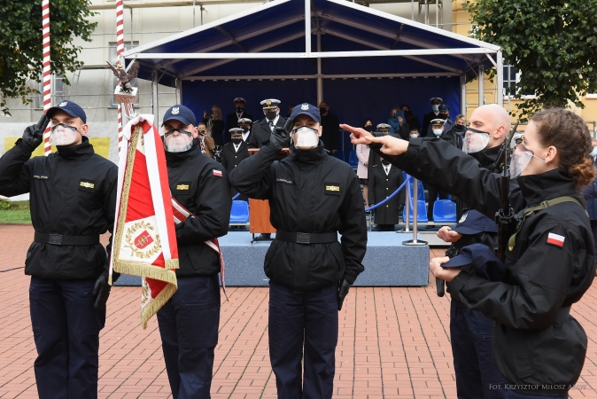 Przysięgali służyć ojczyźnie - przysięga wojskowa podchorążych AMW [foto]-GospodarkaMorska.pl
