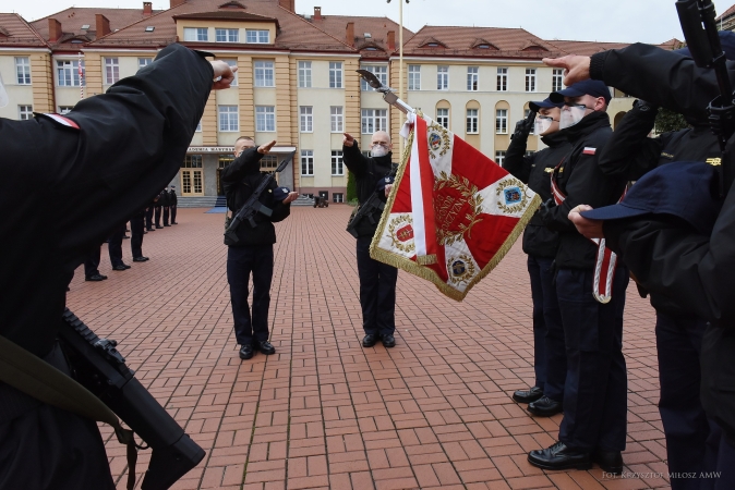 Przysięgali służyć ojczyźnie - przysięga wojskowa podchorążych AMW [foto]-GospodarkaMorska.pl